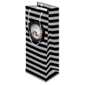 Winter in Neuengland Weihnachts Schwarzer grauer K Geschenktüte Für Weinflaschen (Rückseite Schrägansicht)