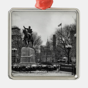 Winter in NYC’s Union Square 001 Black White Ornament Aus Metall