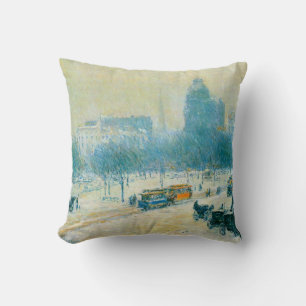 Winter in Union Square von Frederick Childe Hassam Kissen