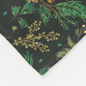 Winter Juniper Pine auf schwarzem Background Blank Fleecedecke (Ecke)