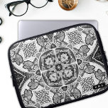 Winter Kardinals Mandala Laptopschutzhülle<br><div class="desc">Suchen Sie ein stilvolles und personalisiertes Notebook, das Ihr Gerät schützt und gleichzeitig Ihren einzigartigen Stil zeigt? Schauen Sie sich nicht weiter als unsere handgezeichnet Wintervögel mandala Laptop Gehäuse! Mit einem schönen und aufwändigen Design von Weihnachtsliedern und poinsettia Blume gemustert in einer Mandala, hat dieses schöne Tech-Accessoire auch Raum, um...</div>