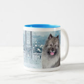 Winter Keeshond Zweifarbige Tasse (VorderseiteRechts)
