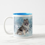 Winter Keeshond Zweifarbige Tasse (Links)
