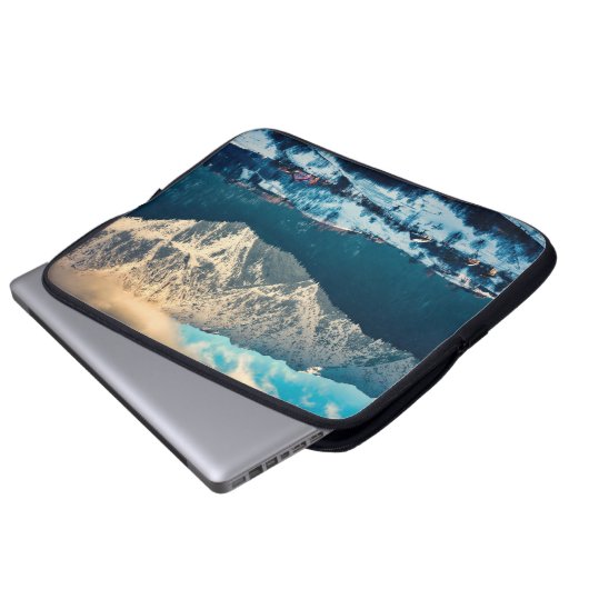 Winter landscape in Carpathian Mountain. Bran Laptopschutzhülle (Vorne Knopf)