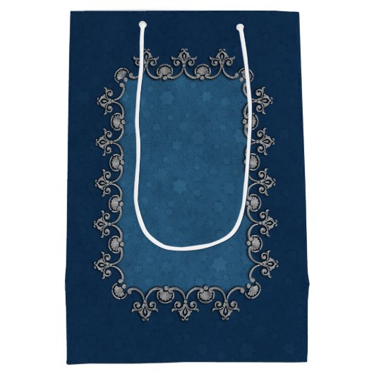 Winter Magic Silver and Snow on Midnight Blue Mittlere Geschenktüte (Rückseite)