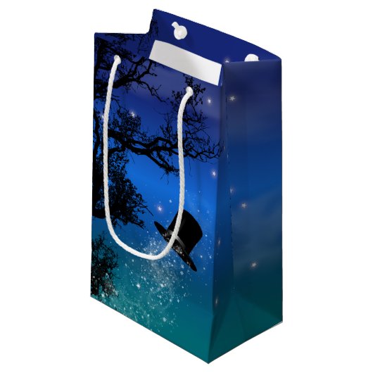 Winter Magic Top Hat & Tree Kleine Geschenktüte (Vorderseite Schrägansicht)