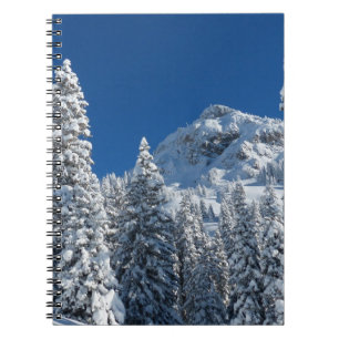 Winter-Märchenland-Schnee bedeckte Baum-Berge Notizblock