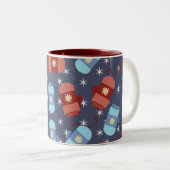 Winter Mitten und Sterne Blaues Muster Zweifarbige Tasse (VorderseiteRechts)