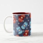 Winter Mitten und Sterne Blaues Muster Zweifarbige Tasse (Links)