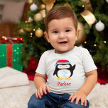 Winter ONEderland Pinguin Monogram Erster Geburtst Baby T-shirt<br><div class="desc">Winterwunderland "ONEderland" Erstgeburtstag Party Shirt Design verfügt über einen niedlichen arktischen Pinguin mit einer Weihnachtsmannmütze mit einer Zahl "1" / eine auf seinem Bauch. Eisblau,  Türkis,  rot,  schwarz und weiß. Personalisieren Sie Ihre persönlichen Daten mit dem Vornamen Ihres Kindes.</div>