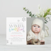 Winter ONEderland Silver Rainbow 1st Bday Foto Einladung (Stehend Vorderseite)
