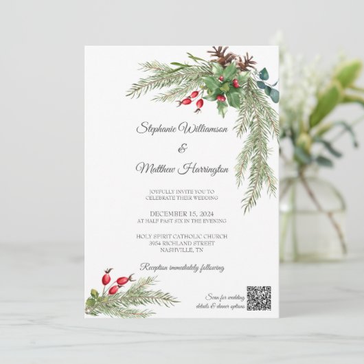 Winter Pine Branches mit Berries QR Code Wedding Einladung (Stehend Vorderseite)