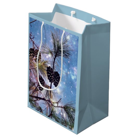 Winter Pine Cones unter einem Sternenhimmel Mittlere Geschenktüte (Rückseite Schrägansicht)