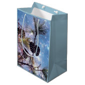 Winter Pine Cones unter einem Sternenhimmel Mittlere Geschenktüte (Vorderseite Schrägansicht)