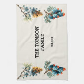 Winter Pine Cons Familiennamendesign Geschirrtuch (Vertikal)