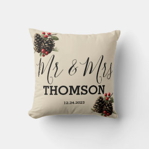 Winter Pinecones & Berries Family Throw Kissen