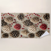 Winter Pinecones und Rote Berries Strandtuch (Vorderseite)