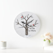 Winter Rote Kardinäle auf Schneebaum Große Wanduhr (Zuhause)