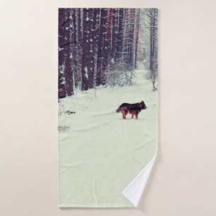 Winter schneebedeckter Kiefernwald, Hundeschlitten Badehandtuch