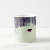 Winter schneebedeckter Kiefernwald, Hundeschlitten Kaffeetasse (Mittel)