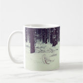 Winter schneebedeckter Kiefernwald, Hundeschlitten Kaffeetasse (Links)