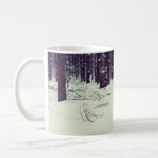 Winter schneebedeckter Kiefernwald, Hundeschlitten Kaffeetasse (Links)