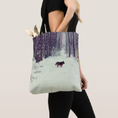 Winter schneebedeckter Kiefernwald, Hundeschlitten Tasche (Von Nahem)