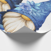 Winter Skandinavische Gnome mit Blauer Peony Geschenkpapier (Ecke)