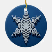 Winter Sky Snowflake — Classic White on Blue Keramik Ornament (Vorne)