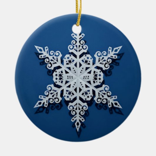 Winter Sky Snowflake — Classic White on Blue Keramik Ornament (Vorne)