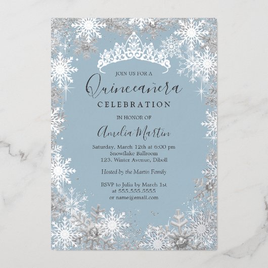 Winter Snowflake Dusty Blue Silver Quinceanera Folieneinladung (Vorderseite)