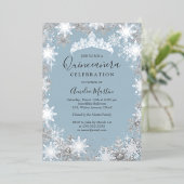 Winter Snowflake Dusty Blue Silver Quinceanera Folieneinladung (Stehend vorne)