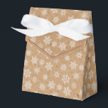 Winter Snowflake Kraft Gedruckter Urlaub Geschenkschachtel<br><div class="desc">Kraft bedruckte Gefälligkeitsbox mit Schleifenbogen. Die Box ist mit weißen und grauen Schneeflocken in verschiedenen Größen geschmückt. Ideal für Party,  Gastgeschenke,  Backwaren und vieles mehr. Entwurf gedruckt mit einem Imitat (simuliert) Kraft Muster. Design ist in einer kuratierten Sammlung moderner Ferienfarben verfügbar. Kontaktieren Sie uns für eventuelle Anpassungen. Gute Ferien!</div>