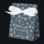 Winter Snowflake Navy Blue Holiday Gruß Geschenkschachtel<br><div class="desc">Navy Gefälligkeitsbox mit Schleifenbogen und einfachem Urlaubstag Grußtag. Die Box ist mit weißen und grauen Schneeflocken in verschiedenen Größen geschmückt. Ideal für Party,  Gastgeschenke,  Backwaren und vieles mehr. Design ist in einer kuratierten Sammlung moderner Ferienfarben verfügbar. Kontaktieren Sie uns für eventuelle Anpassungen. Gute Ferien!</div>