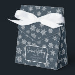 Winter Snowflake Navy Blue Holiday Gruß Geschenkschachtel<br><div class="desc">Navy Gefälligkeitsbox mit Schleifenbogen und einfachem Urlaubstag Grußtag. Die Box ist mit weißen und grauen Schneeflocken in verschiedenen Größen geschmückt. Ideal für Party,  Gastgeschenke,  Backwaren und vieles mehr. Design ist in einer kuratierten Sammlung moderner Ferienfarben verfügbar. Kontaktieren Sie uns für eventuelle Anpassungen. Gute Ferien!</div>
