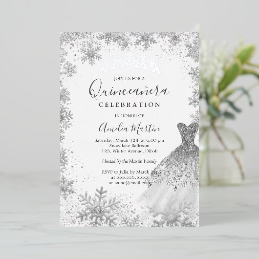 Winter Snowflake Silver Quinceanera Folieneinladung (Stehend vorne)