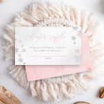 Winter Snowflakes Girl Baby Dusche Windelwanne Win Begleitkarte<br><div class="desc">Erleben Sie Spaß und Spiele mit unserer Kapselkarte,  die mit rosa Kalligraphie für "Windelrumpf" geschmückt ist. Das subtile graue Aquarell und die Imitate silberne Glitzer-Schneeflocken verleihen Ihrem Baby-Duschfestival eine Touch Lustigkeit.</div>