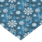 Winter Snowflakes Pattern On Cool Abstract Blue Tischdecke (Schrägansicht)