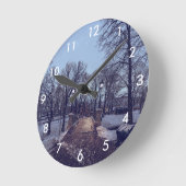 Winter snowy city park in the evening runde wanduhr (Winkel)