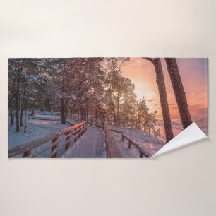 Winter Sonnenuntergang im Kiefernwald in der Nähe Badehandtuch