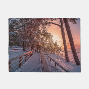 Winter Sonnenuntergang im Kiefernwald in der Nähe Fußmatte
