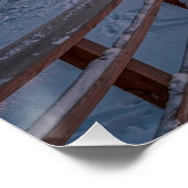 Winter Sonnenuntergang im Kiefernwald in der Nähe Poster (Ecke)