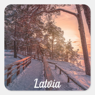 Winter Sonnenuntergang im Kiefernwald in der Nähe  Quadratischer Aufkleber