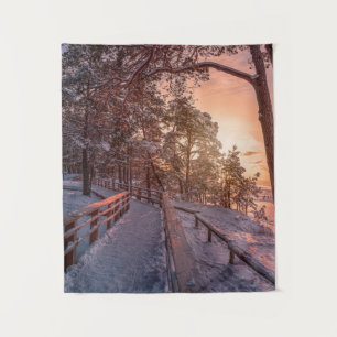 Winter Sonnenuntergang im Kiefernwald in der Nähe Wandteppich