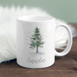 Winter Splendor Pine Tree Personalisierte Weihnach Kaffeetasse<br><div class="desc">Diese festliche und elegante Tasse,  die auf unsere Winterschläfer Urlaubsparty-Kollektion abgestimmt ist,  besticht durch ihren eigenen Text oder Namen,  überragt von einem Aquarellkiefer in gedämpftem Jägergrün mit goldenen Sternen.</div>