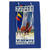 Winter-Sport bei Yosemite PosterYosemite, CA Mittlere Geschenktüte (Vorderseite)