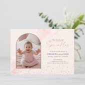Winter Sprinkles Baby Arch Photo First Birthday Einladung (Stehend Vorderseite)