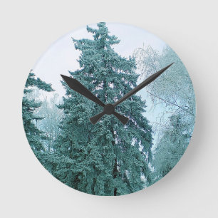 Winter Spruce with snow Runde Wanduhr