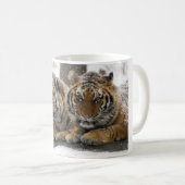 Winter-Tiger-Umarmung im Schnee Kaffeetasse (VorderseiteRechts)