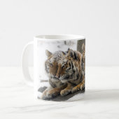 Winter-Tiger-Umarmung im Schnee Kaffeetasse (Vorderseite Links)
